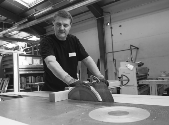 artisan qui fabrique du mobilier