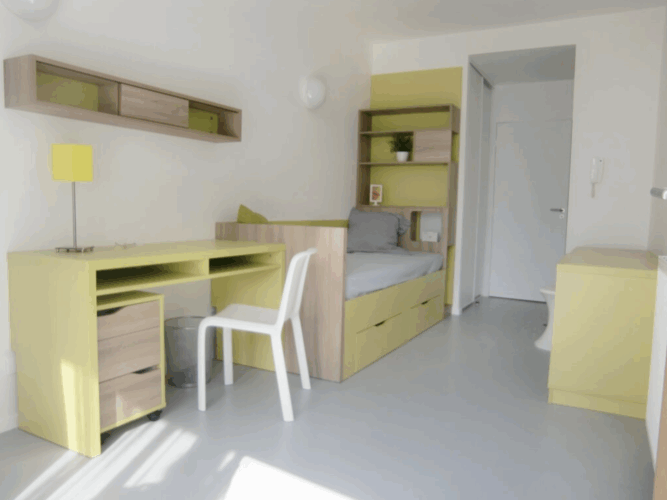 résidence avec les meubles qui sont adaptés