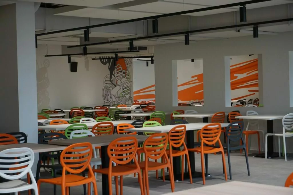 13 OGEC - Chaise COLA + Table Yaki